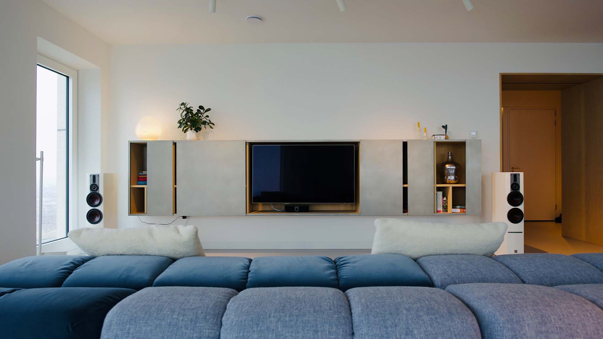 Maaskant meubel- en interieurbouw - projecten - wonen - Zalmhaventoren - Rotterdam - appartement - tv-meubel - vooraanzicht